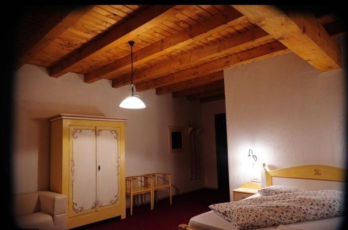 Pension Conacul Vanatorului Moeciu De Sus Room photo